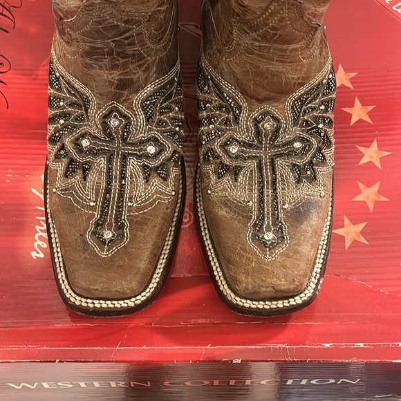 Beautiful Cowboy Boots with crosses and bling around the crosses - Picture 5 of 5